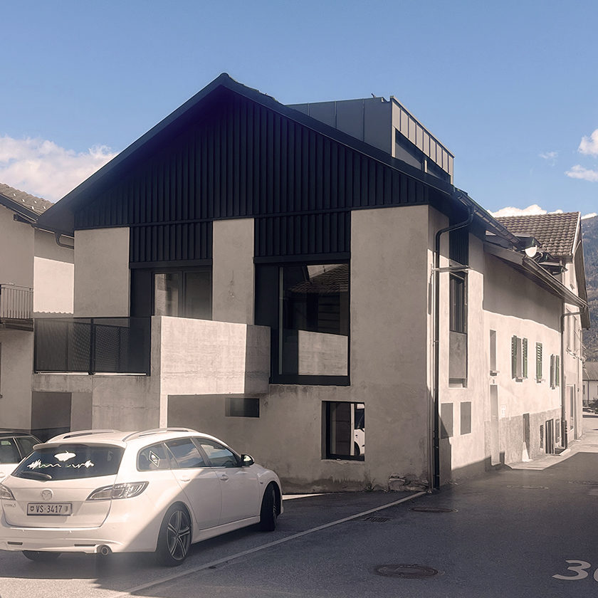 Transformation vieux village | ancienne grange rénovée en habitation | Valais | transformation d'une grange en habitation individuelle - Saint-Léonard | delalay architecte - Sion | architecte HES | bureau d'architecture, image après transformation, patrimoine bâti, transformation du patrimoine, conservation du patrimoine, mise en valeur du patrimoine, architecture moderne, maintien du cachet, architecte valais, architecte Sion, maison à Saint-Léonard