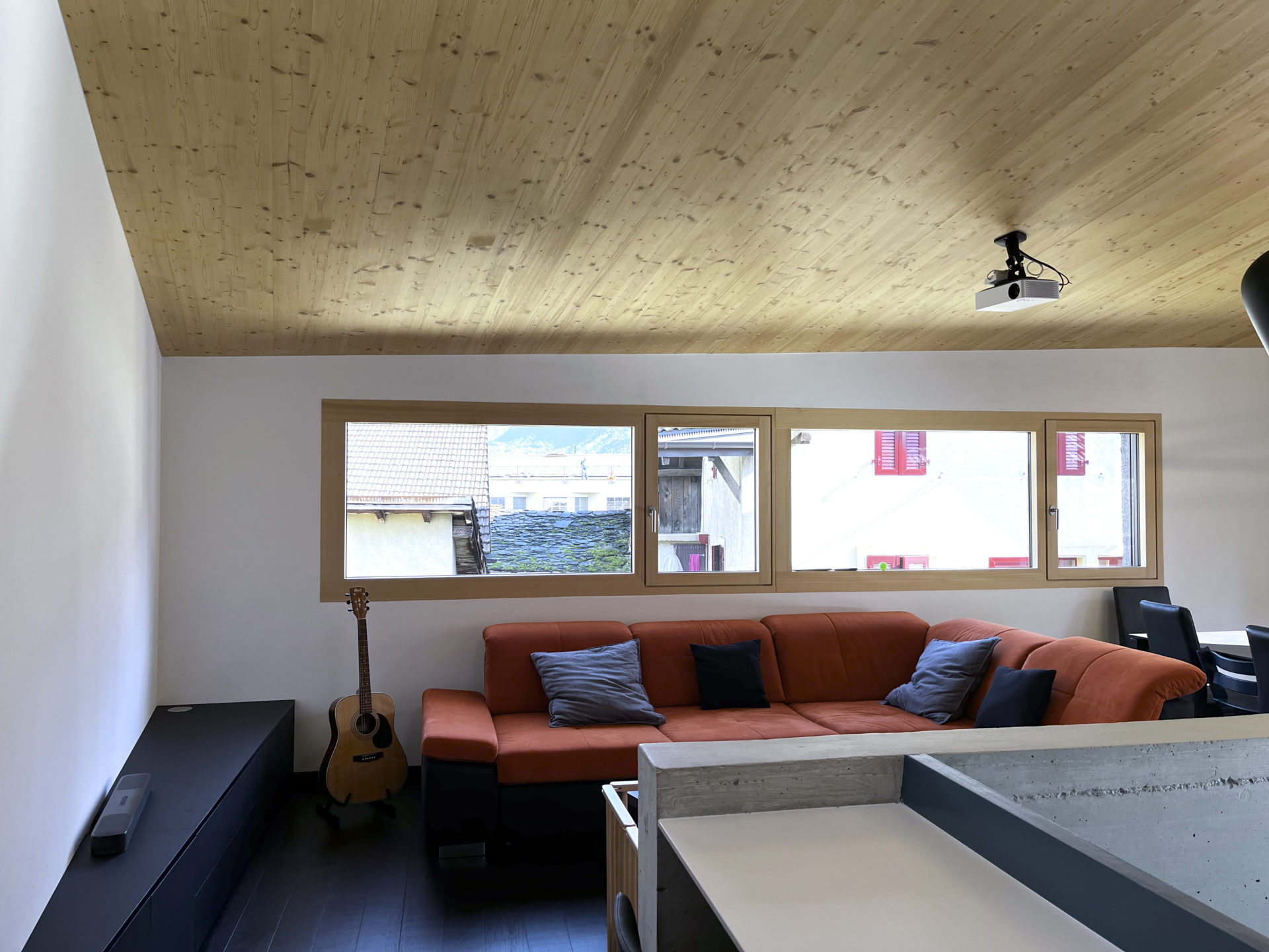 Photo du séjour, architecture moderne, fenêtre en bandeau, parquet, meuble intégré design