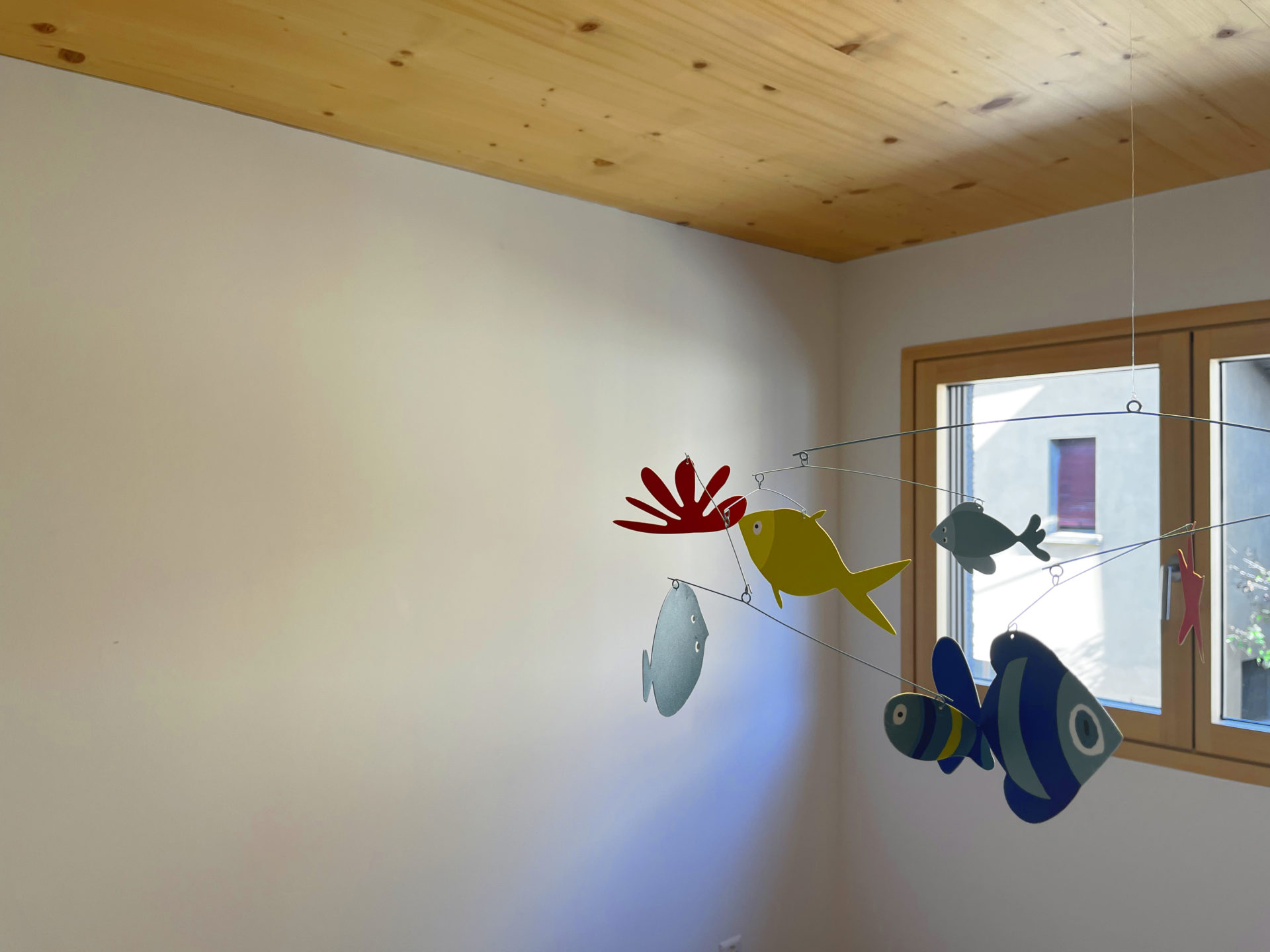 Architecture moderne, dalle bois, chambre avec plafond en bois, espace chaleureux