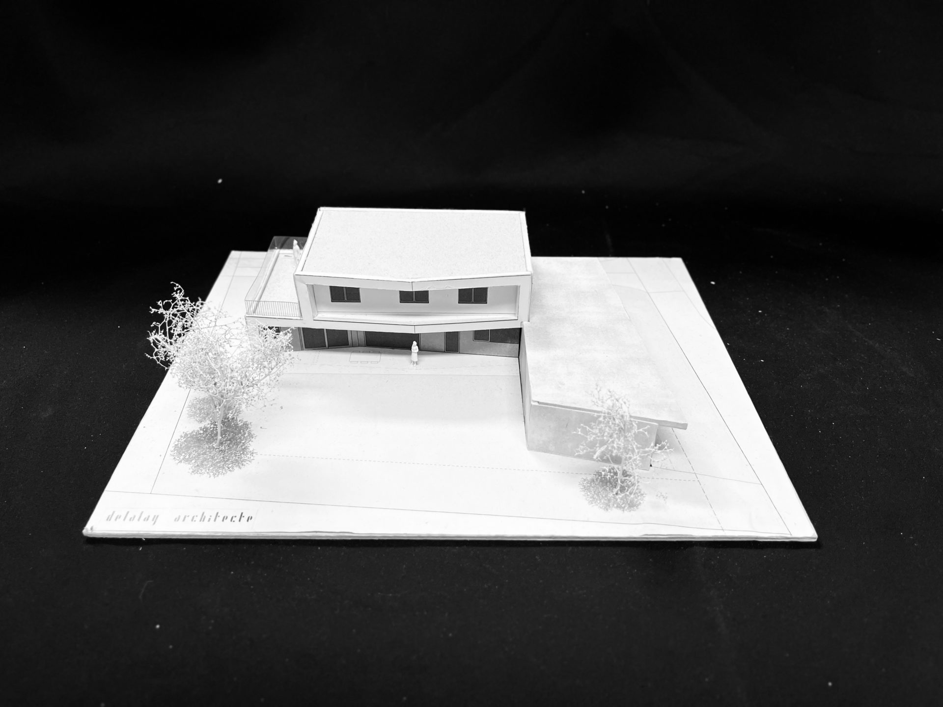 Maquette de projet d'architecture, maison individuelle, villa, logement moderne, construction durable, panneaux solaires, espaces extérieurs bien exposé, intimité préservée, architecture moderne, architecture contemporaine, architecte, construction valais, construction saint-Léonard, baies vitrée, protection solaire, design
