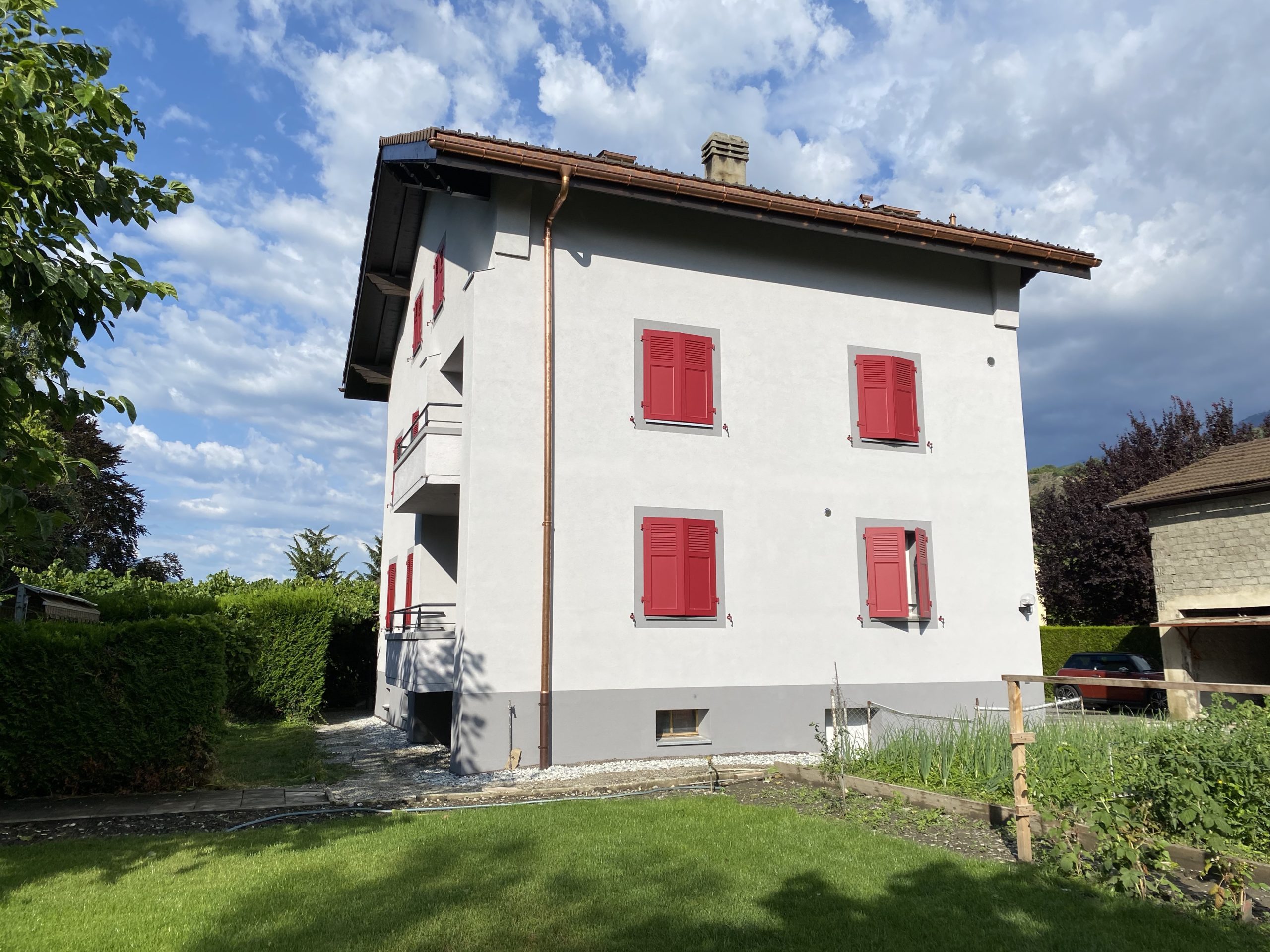 Photo d'une habitation rénovée ou les façades et la toiture ont été complètements isolées