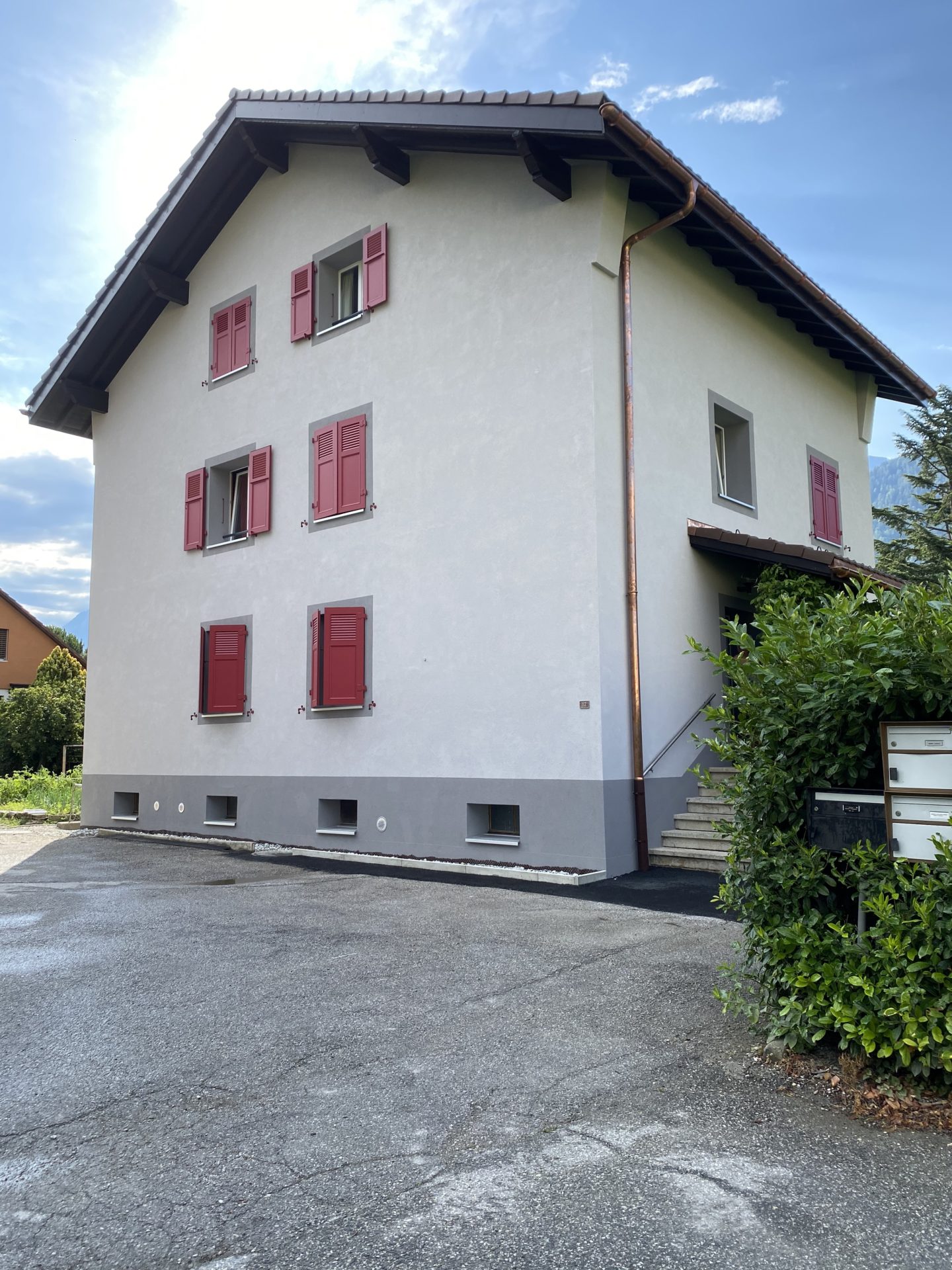 Photo de la façade après transformation, avec reprise des décors et peinture à neuf. Travail de rénovation en Valais à Sion, architecte expert en transformation et rénovation en valais