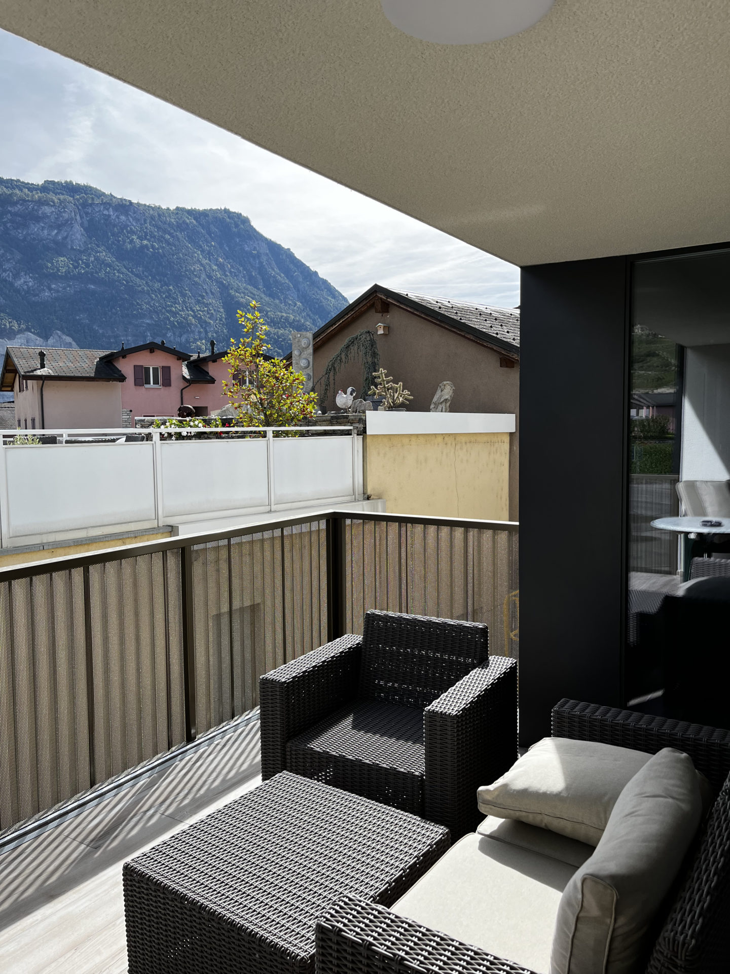 loggia, balcon, terrasse architecture, architecture moderne, espace lumineux, espace de qualité, espace extérieur aménageable, vue, ensoleillement, dégagement, création d'espaces moderne, espaces de vie de qualité, espaces de vie moderne, transformation, rénovation, agrandissement, logement à Saint-Léonard, appartement en Valais, architecture moderne, architecte Sion, architecte Valais