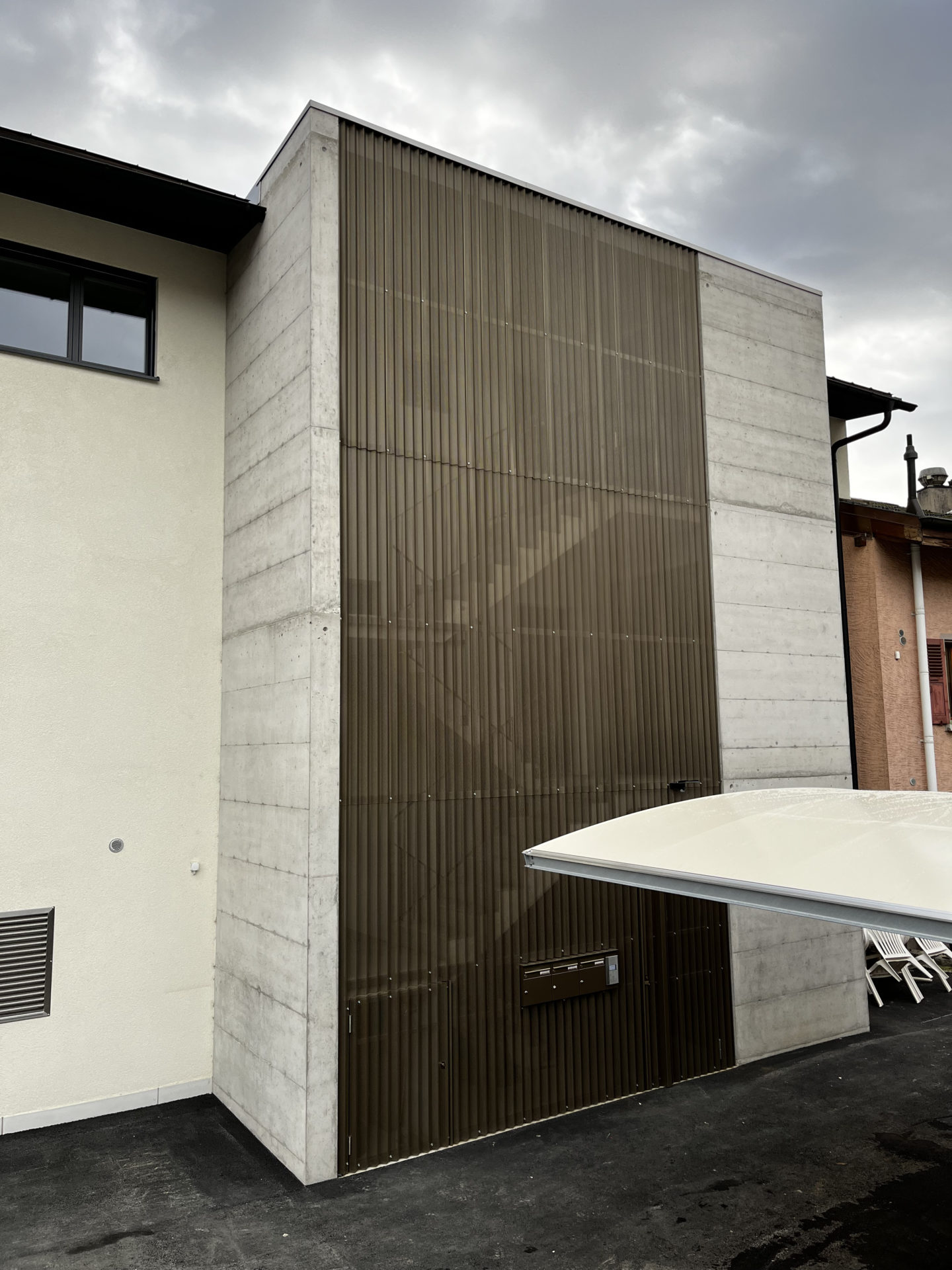 vue de détail cage escalier et ascenseur, architecture, béton et métal, finition et précision, étude de détails, détails de qualité, conception durable, architecte moderne, façade stylée, architecture valais, architecte Sion, architecte Valais, transformation d'appartement en valais, transformation d'appartement à Saint-Léonard, rénovation valais, rénovation Sion, rénovation de logement, transformation de logements