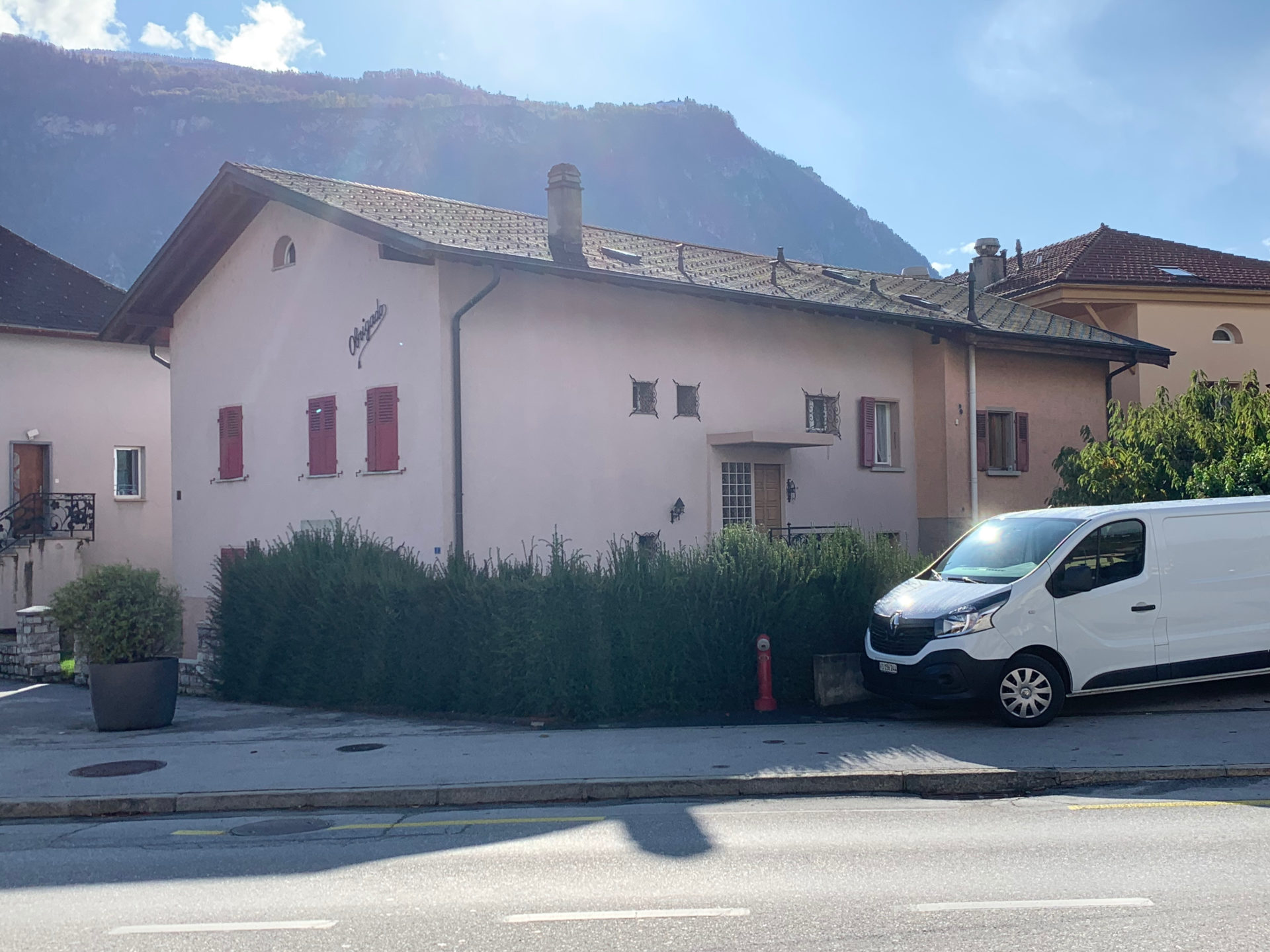 vue extérieure, maison existante à Saint-Léonard, état avant transformation, soleil et architecture, architecture moderne, confort d'utilisation, distribution avec ascenseur, matériaux durables, isolation des façades, efficience énergétique, transformation d'appartement, architecte moderne valais, architecte Sion, architecture à Saint-Léonard, transformation en valais