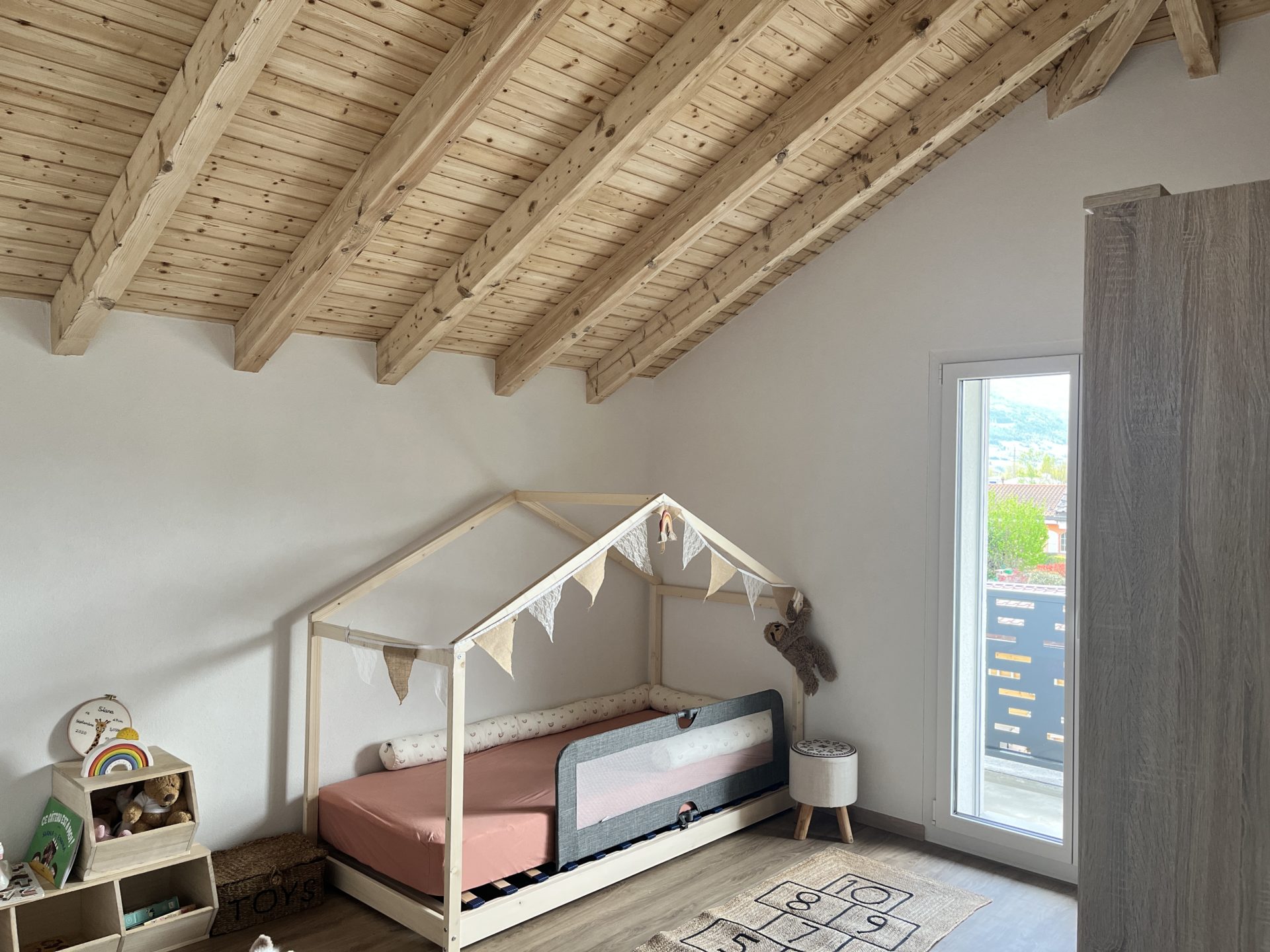 chambre avec aménagement, aménagements intérieurs modernes, transformation d'une maison existante à Saint-Léonard, création d'espace modernes et agréables, architecte Sion, architecture valais, matériaux chaleureux, transformation avec bois, bois apparent, espaces de qualité