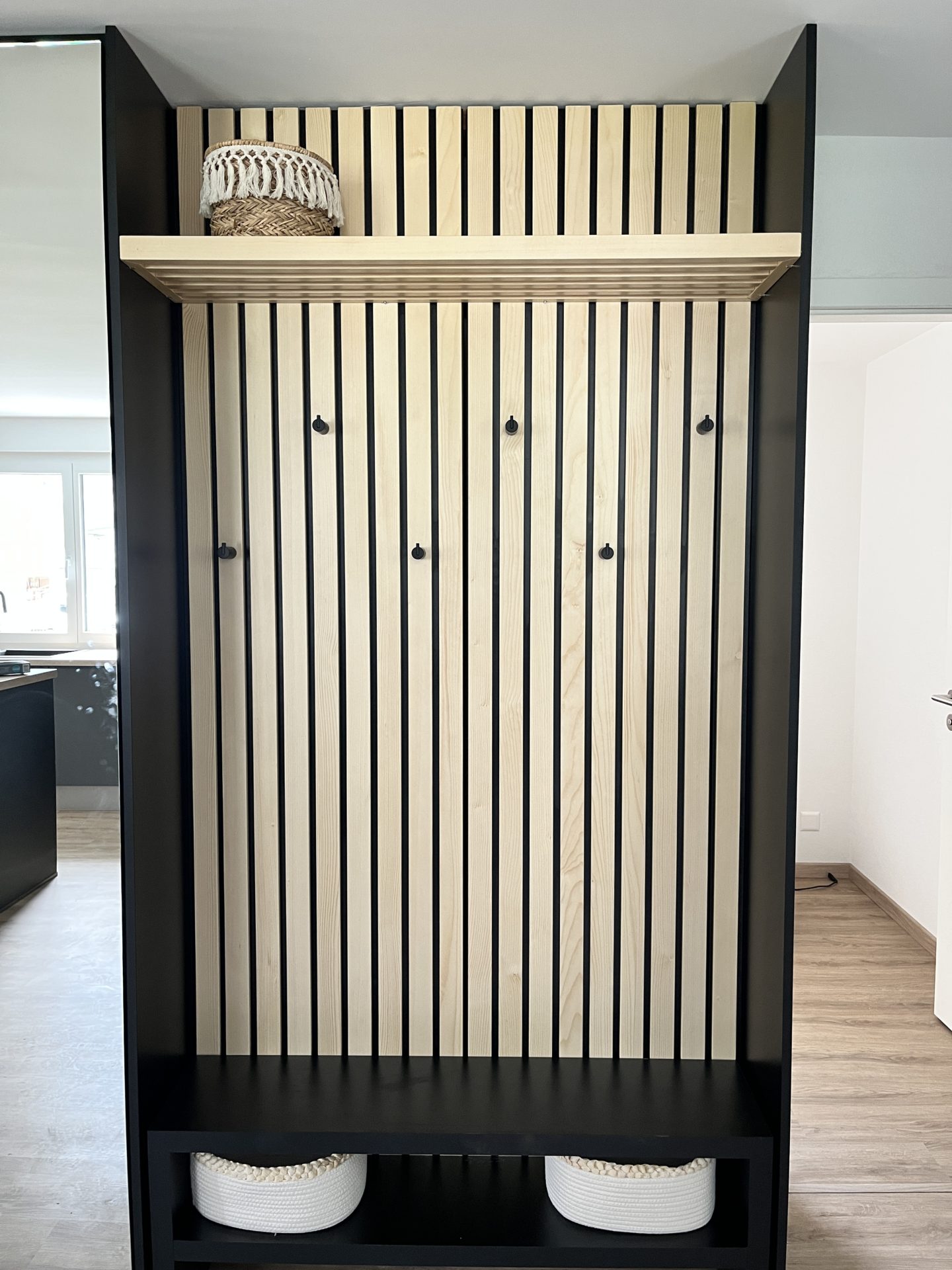 vestiaire d'entrée, matériaux design, aménagement intérieur moderne, architecture, bois, noir et miroir, conception mobilier, menuiserie, étude, architecte Sion